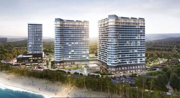 Ropa de cama de alta calidad y caja de seguridad en la habitación 