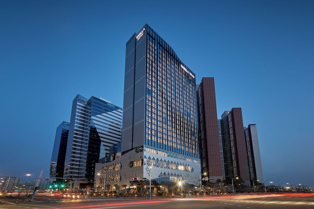 Premium bedding, in-room safe, desk, laptop workspace