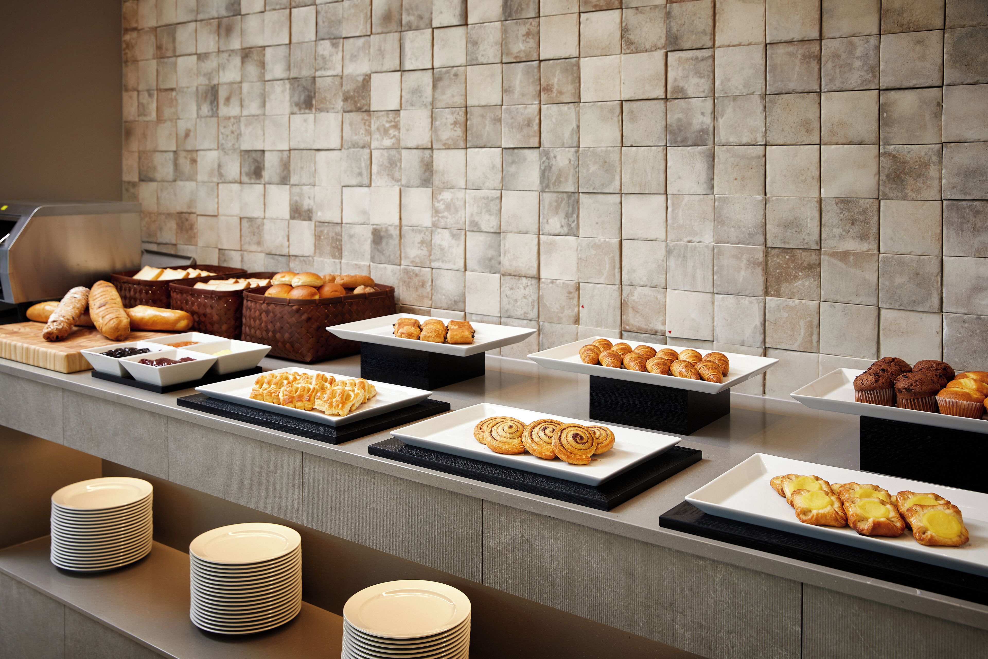 Frokost og lunsj serveres