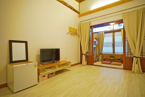 Traditional Room (Gold) | Premium bedding, individually decorated, individually furnished - Hanok Mibbeum (Jeonju)