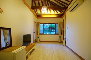 Traditional Room (Gold) | Premium bedding, individually decorated, individually furnished - Hanok Mibbeum (Jeonju)