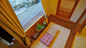 Traditional Room (Gold) | Living area | 32-inch TV with cable channels, pay films, heated floors