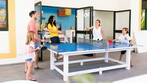 A ping pong table in a room with a white wall and a blue accent wall. - Royal Son Bou Family Club (Alayor)