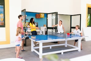 A ping pong table in a room with a white wall and a blue accent wall. - Royal Son Bou Family Club (Alayor)