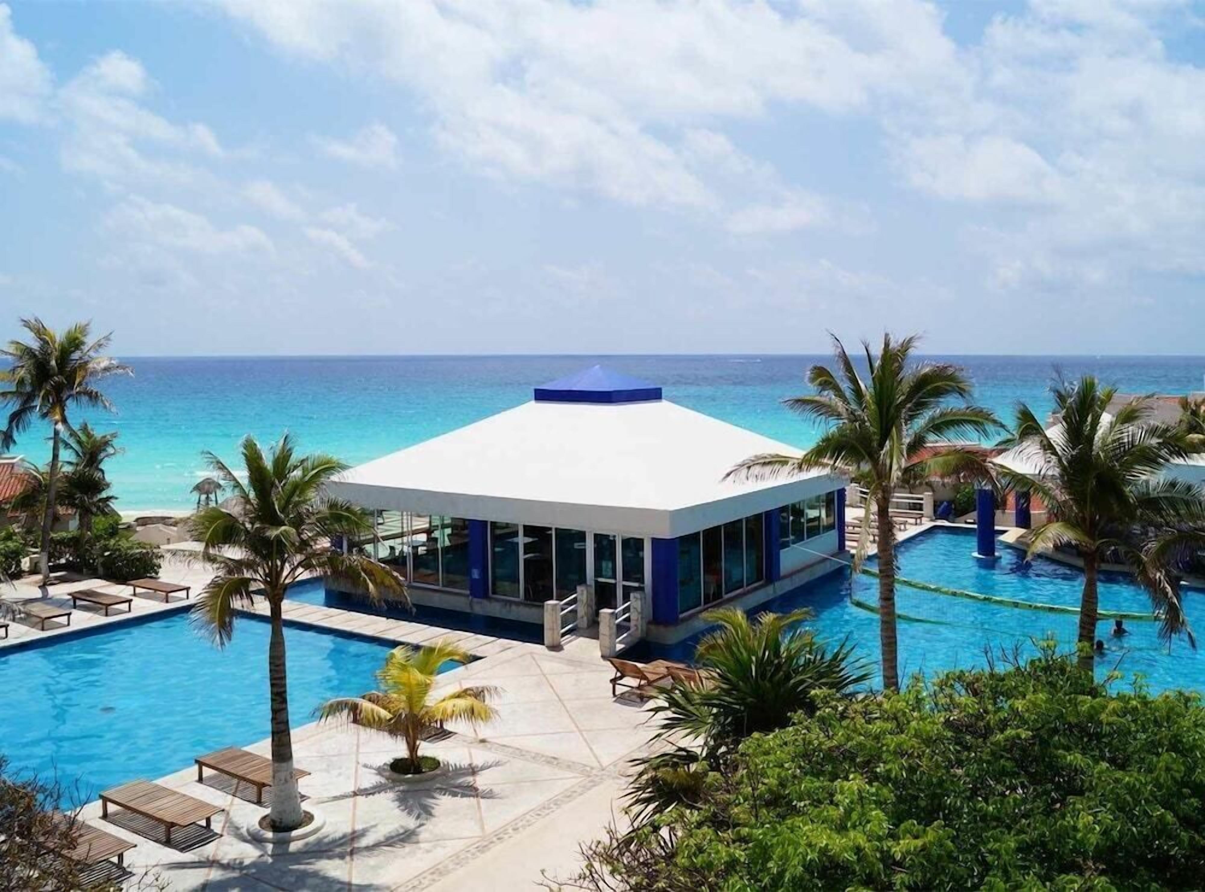 สระว่ายน้ำกลางแจ้ง