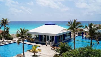 Hồ bơi ngoài trời