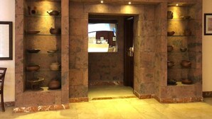 A hallway with stone walls and shelves displaying pottery. - Gran Rey (Valle Gran Rey)