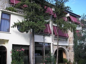 Exterior - Baron (Tirana)