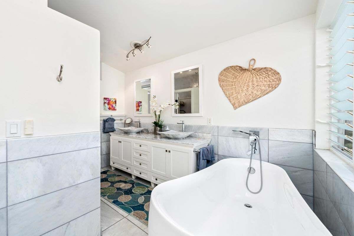 Bathtub, hair dryer, towels