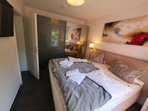 3 bedrooms, iron/ironing board, travel crib, free WiFi