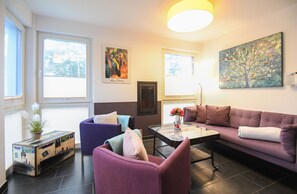 TV connectée, cheminée, lecteur de DVD, livres