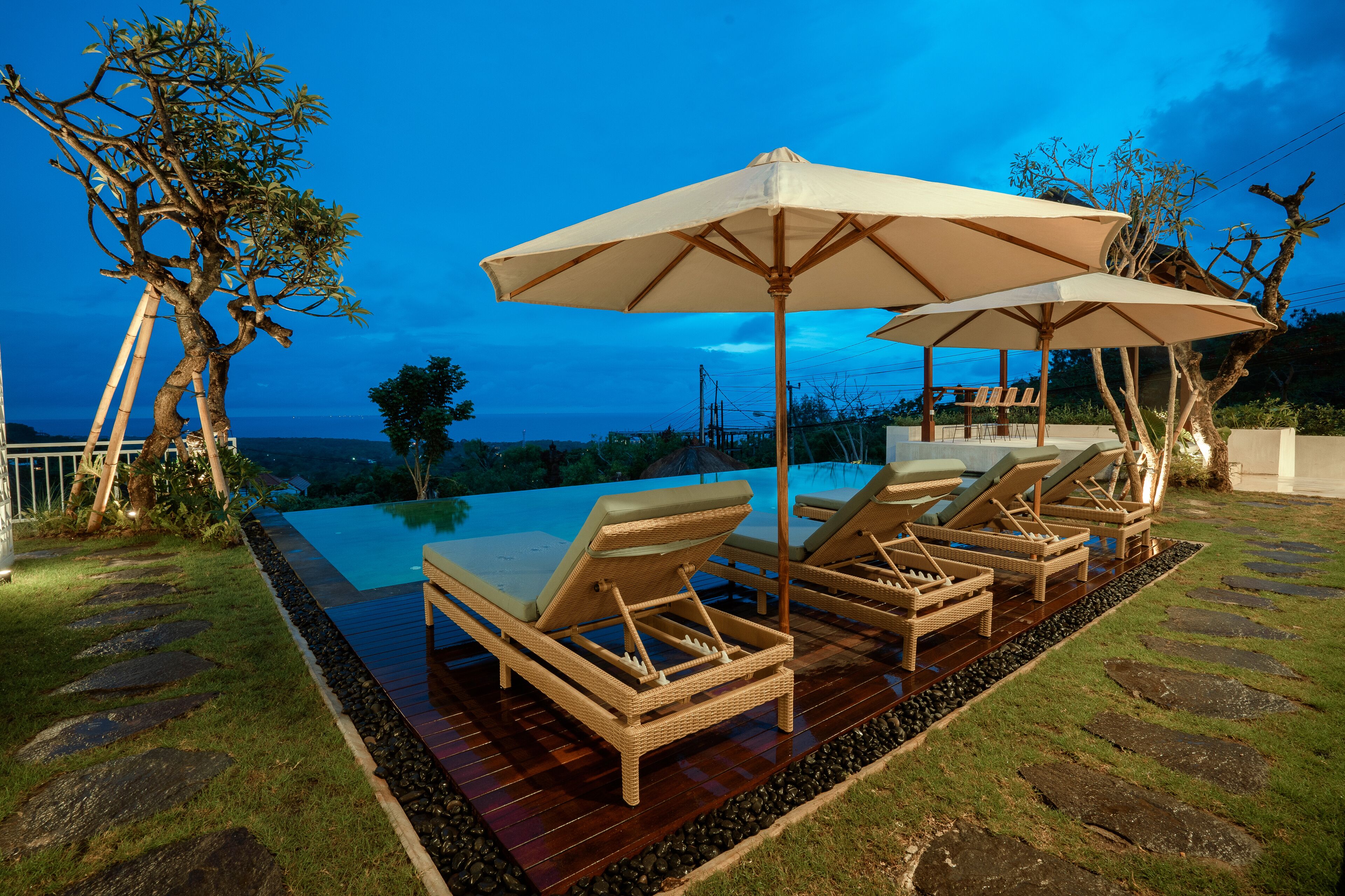 2 室外游泳池，池畔遮阳伞，日光浴躺椅