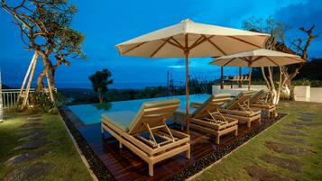 2 kolam renang outdoor, dengan payung kolam renang dan kursi berjemur