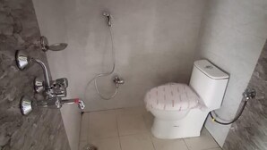 Suite estudio Deluxe | Baño | Regadera, amenidades de baño gratuitas, bidet, jabón 