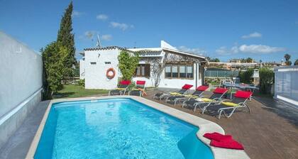 Villa in Puerto de Alcúdia with large terrace and pool 7 min. of the beach.