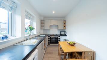 Rumah | Dapur pribadi | Lemari es, microwave, oven, dan kompor