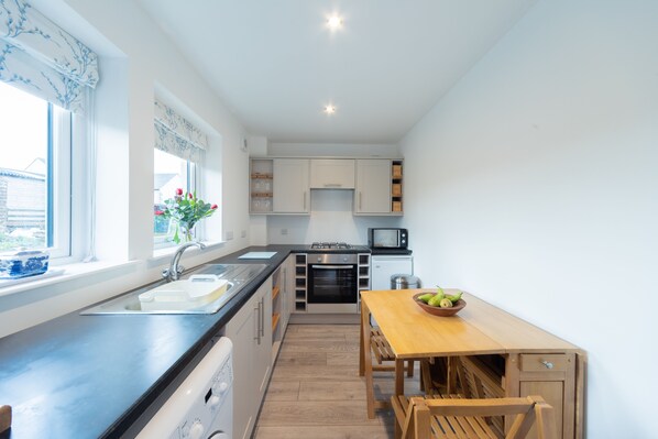 House | Private kitchen | Fridge, microwave, oven, stovetop - Stunning 1-bed Annex in Hawick (Hawick)