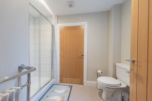 House | Bathroom | Shower, towels - Stunning 1-bed Annex in Hawick (Hawick)