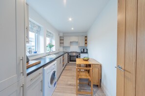 House | Private kitchen | Fridge, microwave, oven, stovetop - Stunning 1-bed Annex in Hawick (Hawick)