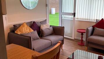 Chalet | Ruang keluarga | Televisi 30-inci dengan saluran TV digital