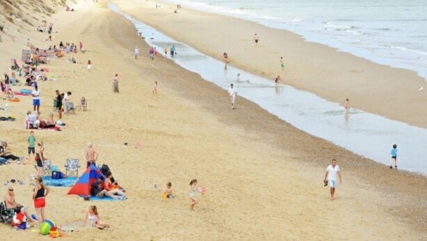 A beach with people sunbathing, swimming, and playing. - Cosy and Modern 2-bed House in Great Yarmouth (Great Yarmouth)