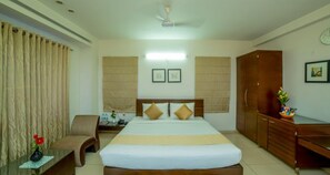Executive Double Room | 1 bedroom, iron/ironing board, free WiFi
