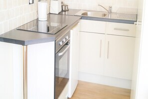 Fridge, microwave, oven, stovetop - Apsley 4 Sleeps 2 With Free Wi-fi (Great Yarmouth)