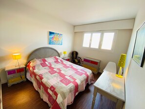 2 bedrooms, free WiFi - Elegant Apartment with Balcony, Garage and WiFi by the Sea (Les Sables-d'Olonne)