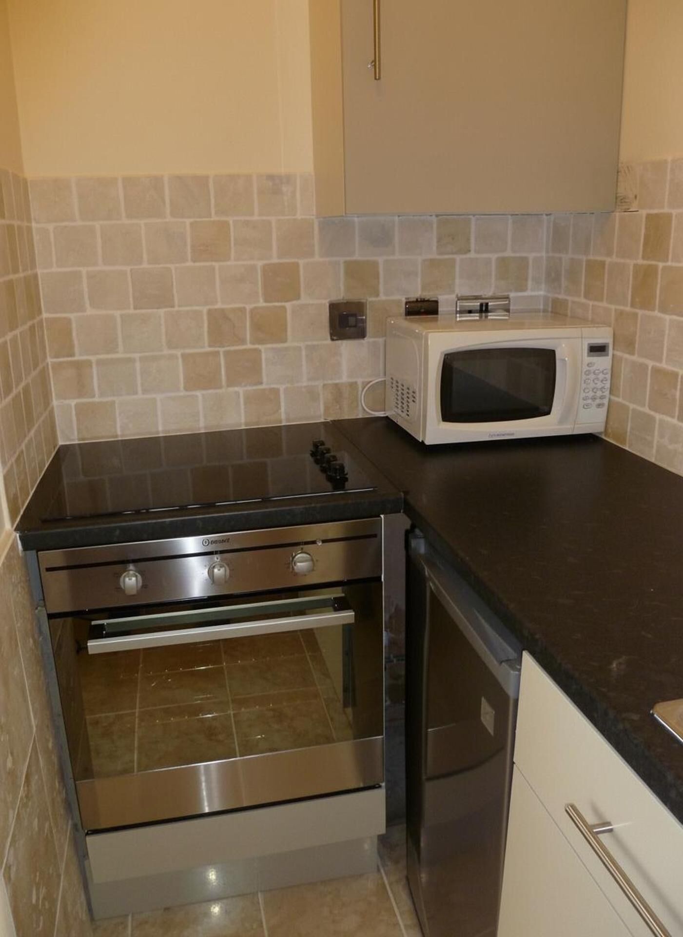 Lemari es, microwave, oven, dan kompor