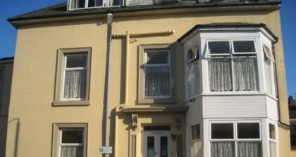 Flat - Sleeps 2 & Parking Available