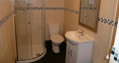 Flat - Sleeps 2 & Parking Available