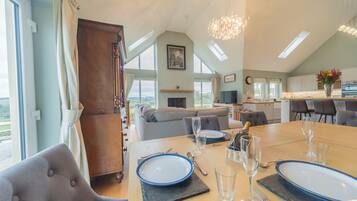 House | Private kitchen | Fridge, microwave, oven, stovetop