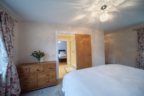 House | 4 bedrooms, iron/ironing board, free WiFi, bed sheets