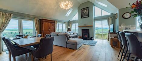 Ferienhaus | Wohnzimmer | 30-Zoll-Fernseher mit Digitalempfang, Kamin