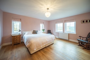 4 bedrooms, iron/ironing board, free WiFi, bed sheets - Hillcrest - 8 Person Luxury House and Hot Tub (Hawick)