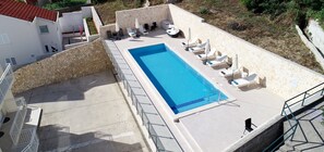 Piscina externa sazonal, guarda-sóis, espreguiçadeiras