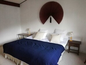6 habitaciones, tabla de planchar con plancha, cuna de viaje y wifi 