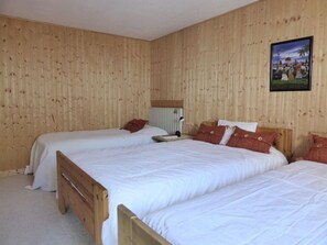 6 bedrooms, iron/ironing board, travel cot, WiFi