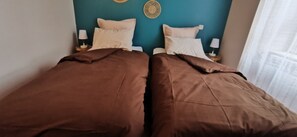 3 chambres, coffres-forts dans les chambres, fer et planche Ă repasser