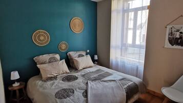 3 bedrooms, in-room safe, iron/ironing board, travel cot