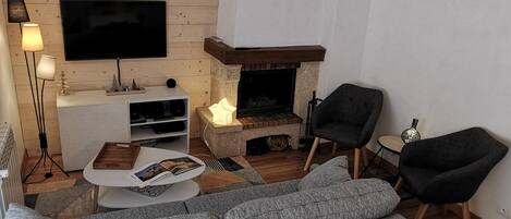 Smart TV, fireplace, DVD player, stereo