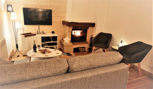 Smart-tv, eldstad, dvd-spelare och en stereo