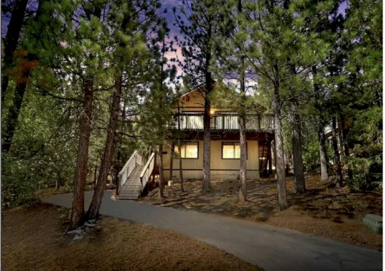 Mountain View ,  Private Deck, cozy (center of everything)
