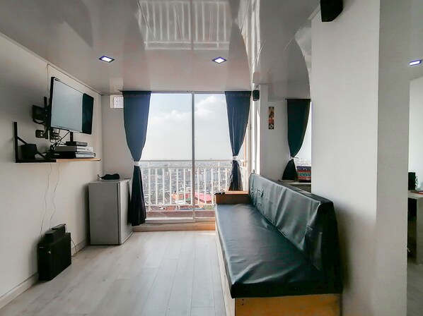 Smart TV, video games, DVD player, stereo