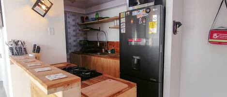 Réfrigérateur, four à micro-ondes, un four, surface de cuisson