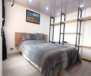 2 bedrooms, desk, iron/ironing board, WiFi