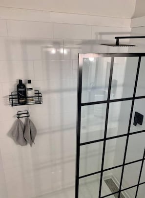 Dusche, Haartrockner, Handtücher, Seife