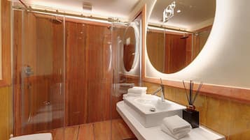 Dusche, Haartrockner, HandtĂŒcher, Toilettenpapier