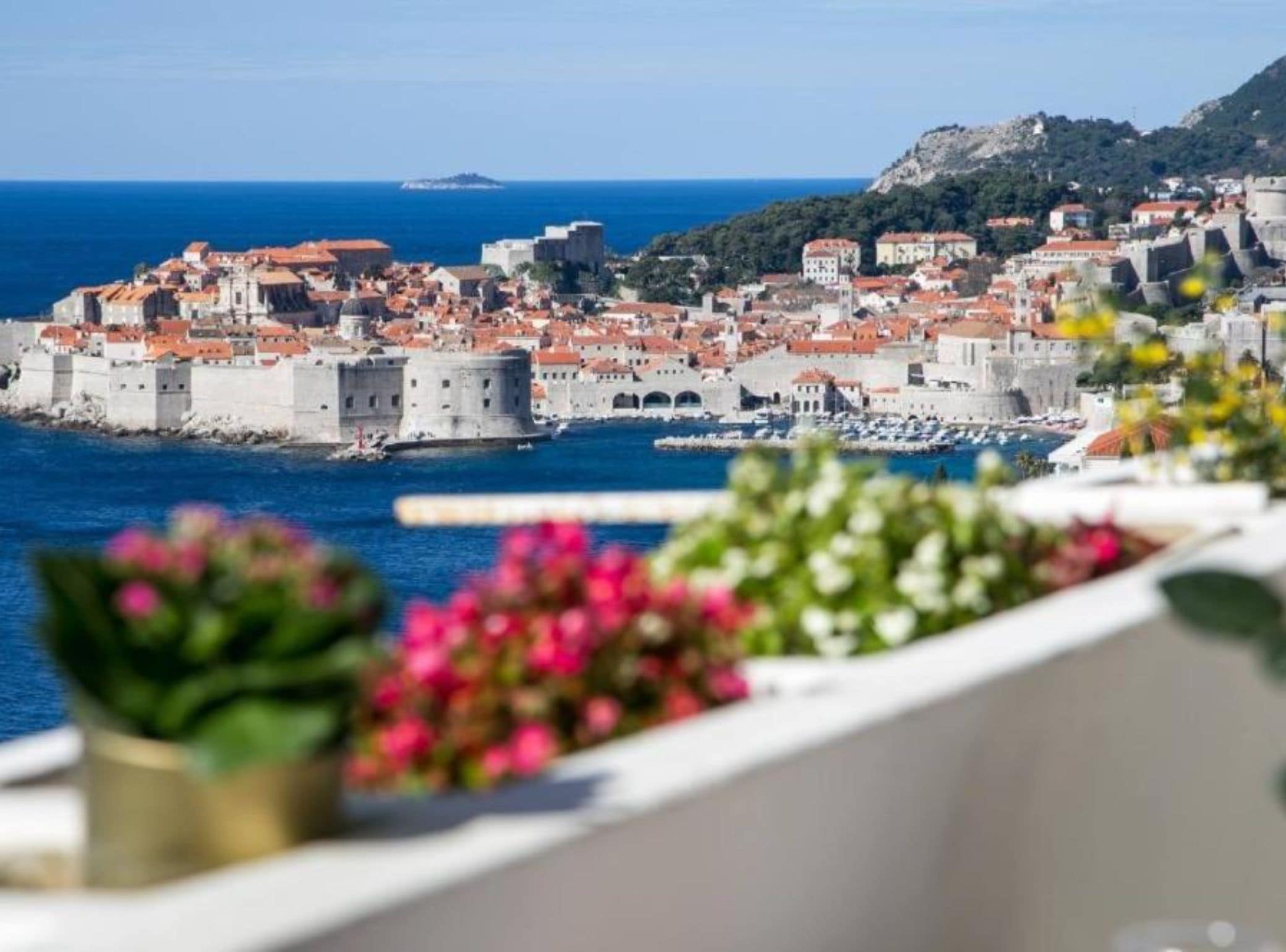 Un pueblo costero con edificios históricos y una estructura fortificada frente al mar.