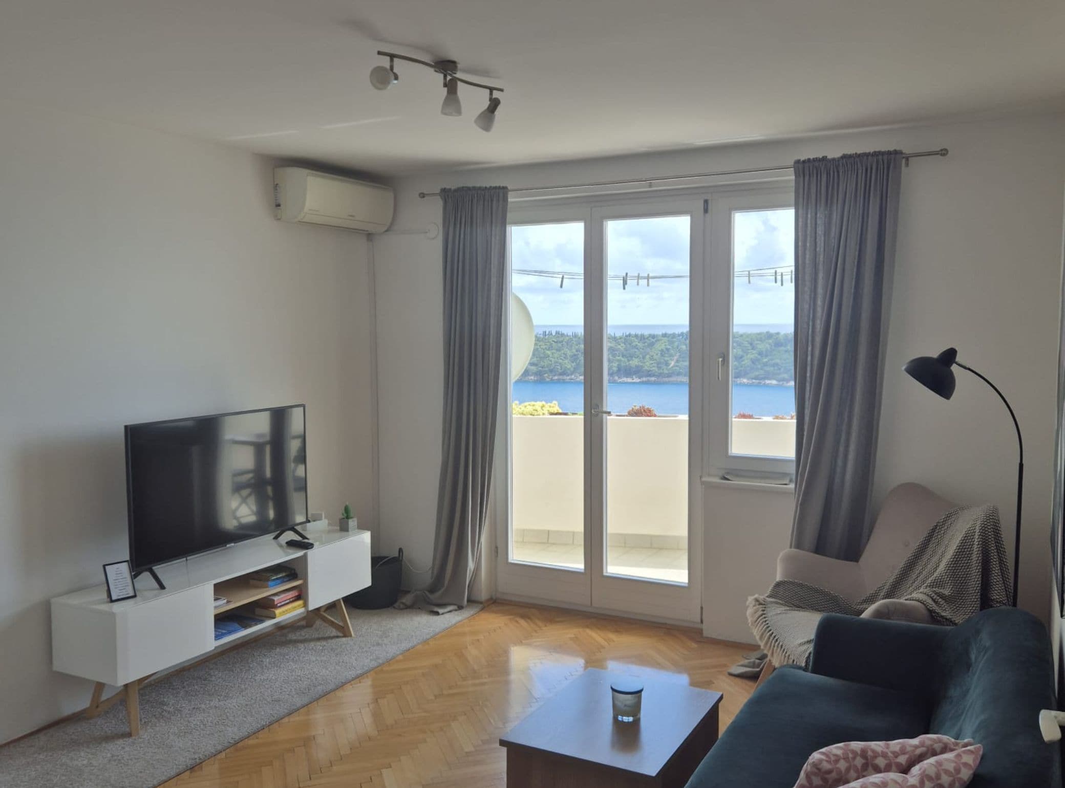 アパートメント (Two-Bedroom Apartment with Balcony an) | リビングルーム | テレビ